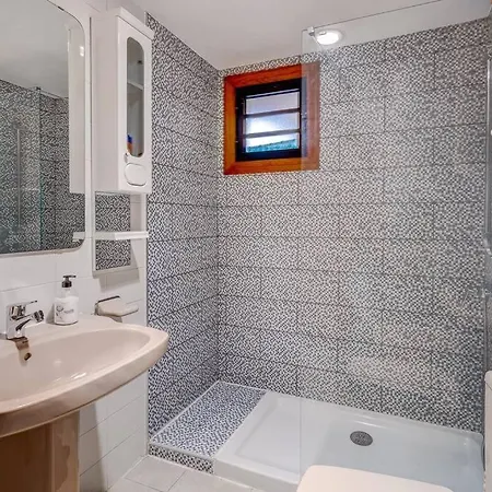 Compostella - 2 Bedroom דירה ארונה